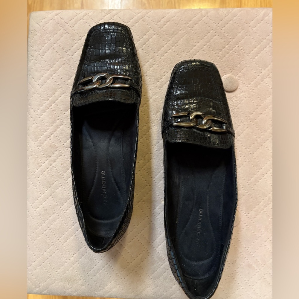 Liz Claiborne Black Croc-Embossed Leather Loafers with Chain Detail - size 10
